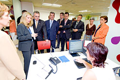 El Presidente Sanz charla con los trabajadores de la Agencia de Empleo.