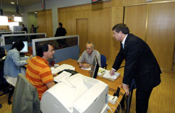 El vicepresidente Iribarren en la oficina de Hacienda, con un contribuyente