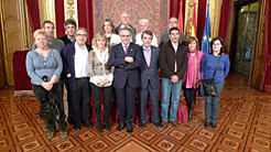 Senadores,acompañados por familiares, y representantes del Gobierno de Navarra.