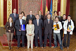 Premiados y autoridades posan en el Salón del Trono del Palacio de Navarra.