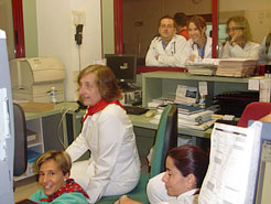 La consejera Mar&#237;a Kutz, en el Servicio de Urgencias del Hospital de Navarra, momentos antes del encierro.