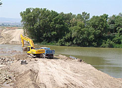 Obras del colector Fusti&#241;ana-Cabanillas atravesando el Ebro