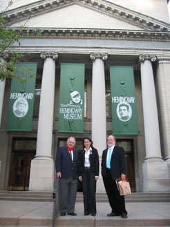 La alcaldesa Barcina ante el Museo Hemingway 