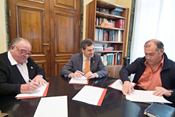 Imagen de la firma. De izda. a dcha: Conrado Orduna, el consejero Burguete y Ángel Luis de Miguel.