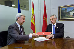 Palacios y Munárriz, en el acto de firma