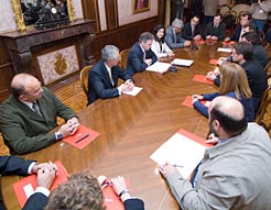 Un momento de la firma de los convenios.