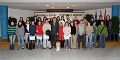 Javier Trigo, en el centro, junto a una parte de las asociaciones premiadas.