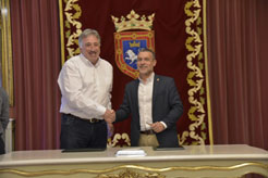 El alcalde Asirón y el vicepresidente Laparra tras la firma del Convenio en el consistorio pamplonés.