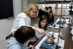 Jóvenes en un laboratorio