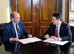 El presidente de ADECANA, en la firma junto al consejero.