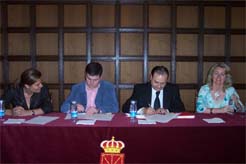 Un m omento de la firma en el ayuntamiento de Lumbier