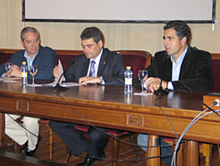 De izquierda a derecha: Javier Asín, director del Centro de Recursos, el consejero Burguete y Miguel Indurain.