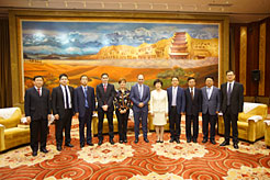 Imagen de las delegaciones de ambas administraciones, tras la firma del acuerdo.