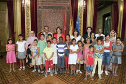 La Presidenta Barcina recibe a 21 niños y niñas saharauis 