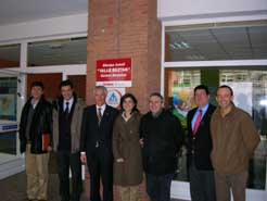 El consejero Palacios, en la puerta del albergue, junto a técnicos del Instituto Navarro de Deporte y Juventud 