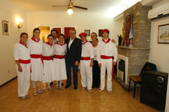 El Presidente Sanz con algunos componentes del Grupo de Danzas del Centro Navarro de Mendoza.