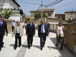  consejero Catalán  con su director general , Angel Serrano, y el alcalde  de Ace, José Luis Cambra