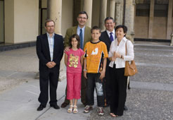 El director general de Enseñanzas Escolares y Profesionales, Fermín Villanueva, y el director del Centro de Programas Sociales de Zaragoza, Carmelo Monteagudo, con representantes del centro San Miguel de Aoiz