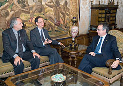 Imagen de la reuni&#243;n mantenida este mediod&#237;a entre el Presidente Sanz, el embarjado Chew (en el centro) y el c&#243;nsul honorario Alfonso Vegara.