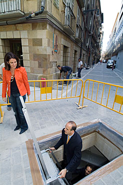 El consejero y la alcaldesa, durante la visita