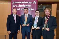 El consejero Armendáriz, junto a los premiados.