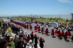 Exhibición folklórica en el paseo 