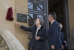 La viuda de Jose Luis Prieto y el consejero Caballero en el momento de descubrir la placa.