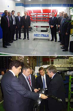 Dos momentos de la visita a la nueva planta- Arriba, las autoridades con el nuevo modelo de paracoches y calandras para camiones. Abajo,el consejero observa una aleta para Mercedes. 