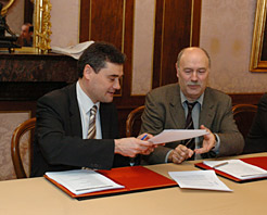 Imagen de la firma del convenio