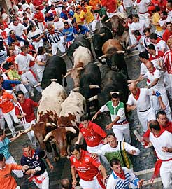 Imagen del encierro a su paso por Estafeta.