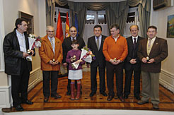 Imagen de los bomberos homenajeados, junto a los directivos del Consorcio.