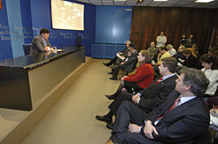 El Vicepresidente Iribarren durante la lectura de la declaración del Gobierno de Navarra.