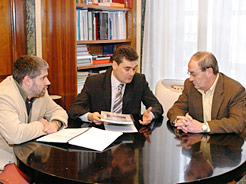 De izda a dcha: Fermín Olave, jefe de la Sección Forestal; el consejero Burguete; y el alcalde de Barásoain