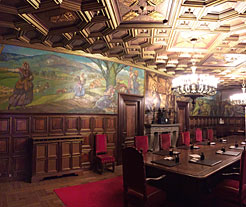 Salón de Sesiones del Gobierno, tras la adaptación del escudo a la normativa.