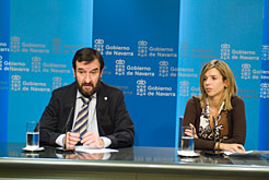 El consejero Corpas y la alcaldesa de Huarte, durante la rueda de prensa.