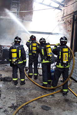 Los bomberos apagan el incendio