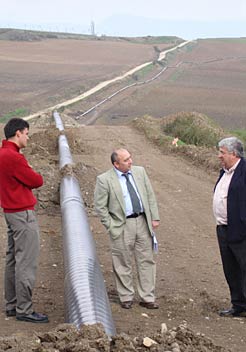 El director general, en el centro de la imagen, durante la visita a las obras.