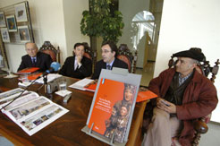 el director general de Enseñanzas Escolares y Profesionales, Fermín Villanueva  con los autores en la presentación del libro &quot;Tierra Estella, una mirada a nuestro entorno. Un modelo para el patrimonio histórico artístico&quot;, 