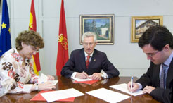 El consejero Palacios y el director gerente del Instituto Navarro de Bienestar Social, Nicolás Iribas en la firma del acuerdo con la directora de la empresa Talleres Auxiliares de Subcontratación Industria Navarra 