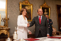 La Presidenta Barcina y Emilio botín firman un convenio para el desarrollo económico de Navarra.