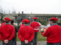 Ofrenda floral celebrada hoy en el cementerio de Pamplona