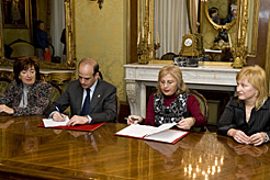 El consejero de Relaciones Institucionales y la presidenta de FAIN firman el convenio de colaboración. 