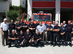 El director de la ANE, con los bomberos voluntarios de Valcarlos.