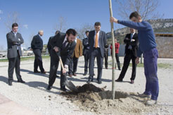 Los consejeros Corpas y Burguete plantan un árbol en la foz de Lumbier.