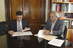imagen del consejero Burguete y el alcalde Prieto firmando el acuerdo