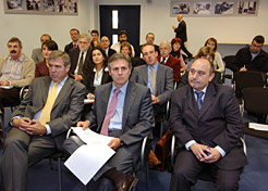 El consejero Armendáriz, en el centro, junto a los socios navarros del proyecto.