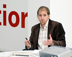 Ferm&#237;n Alvira, en un momento de su conferencia.