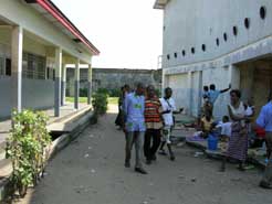 Imagen exterior de un hospital de atención general en Kinshasa