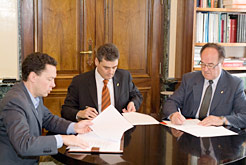 El consejero Burguete (centro)  y el alcalde de Esteribar (a su izda), durante la firma.