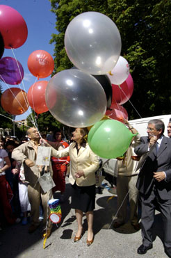 Los consejeros Kutz y Campoy sueltan globos conmemorativos del Día Mundial sin Tabaco